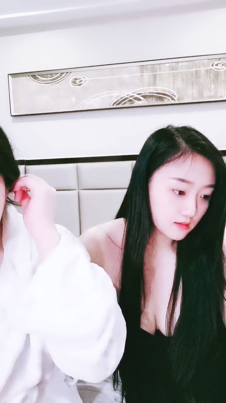 禁漫直播夺命大腚两个丰满新人妹子,露脸道具自慰,相互玩耍,后入道具插穴两个骚货真会玩